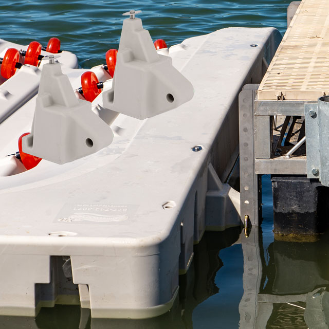 Floating dock hinge bracket for XL6 PWC docking